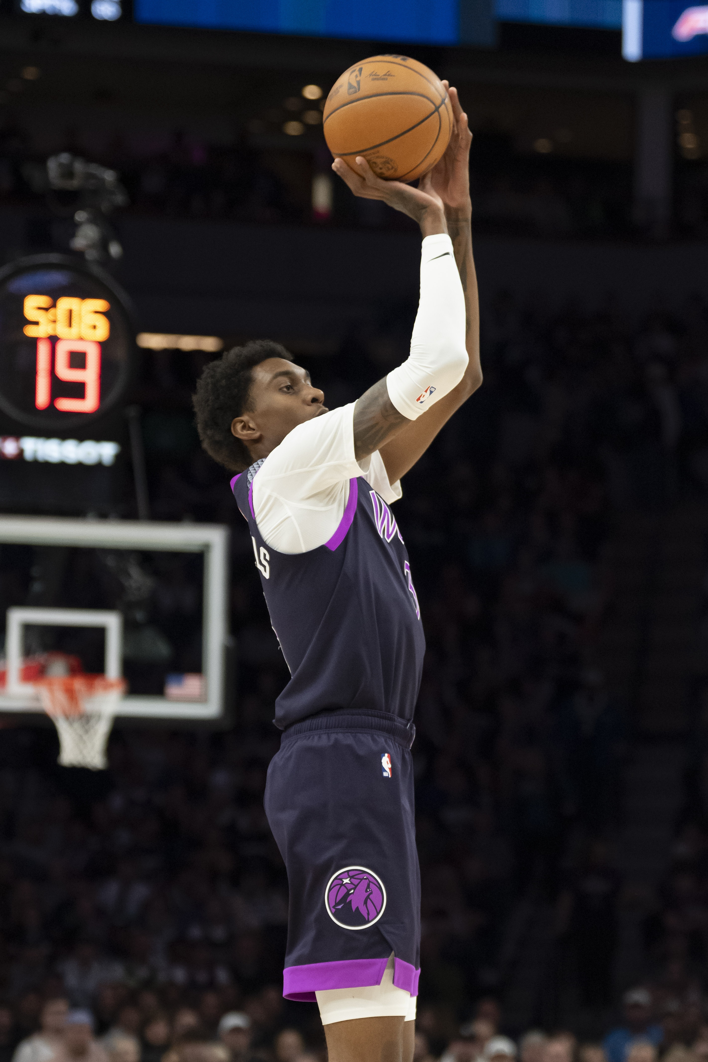 开云APP-今天相当准！麦克丹尼尔斯半场6中6得17分 三分4中4&amp;上演空接暴扣